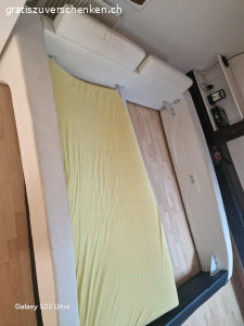 Bett ohne lattenrost und Matratz. Das Bett hat Gebrauchspuren es ist 180/200 groß