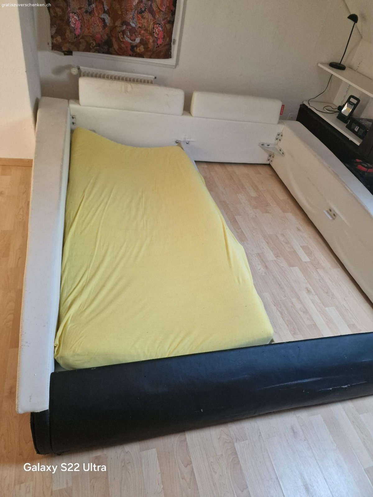 Bett ohne lattenrost und Matratz. Das Bett hat Gebrauchspuren es ist 180/200 groß