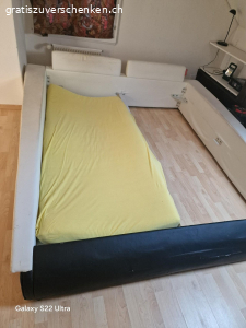 Bett ohne lattenrost und Matratz. Das Bett hat Gebrauchspuren es ist 180/200 groß