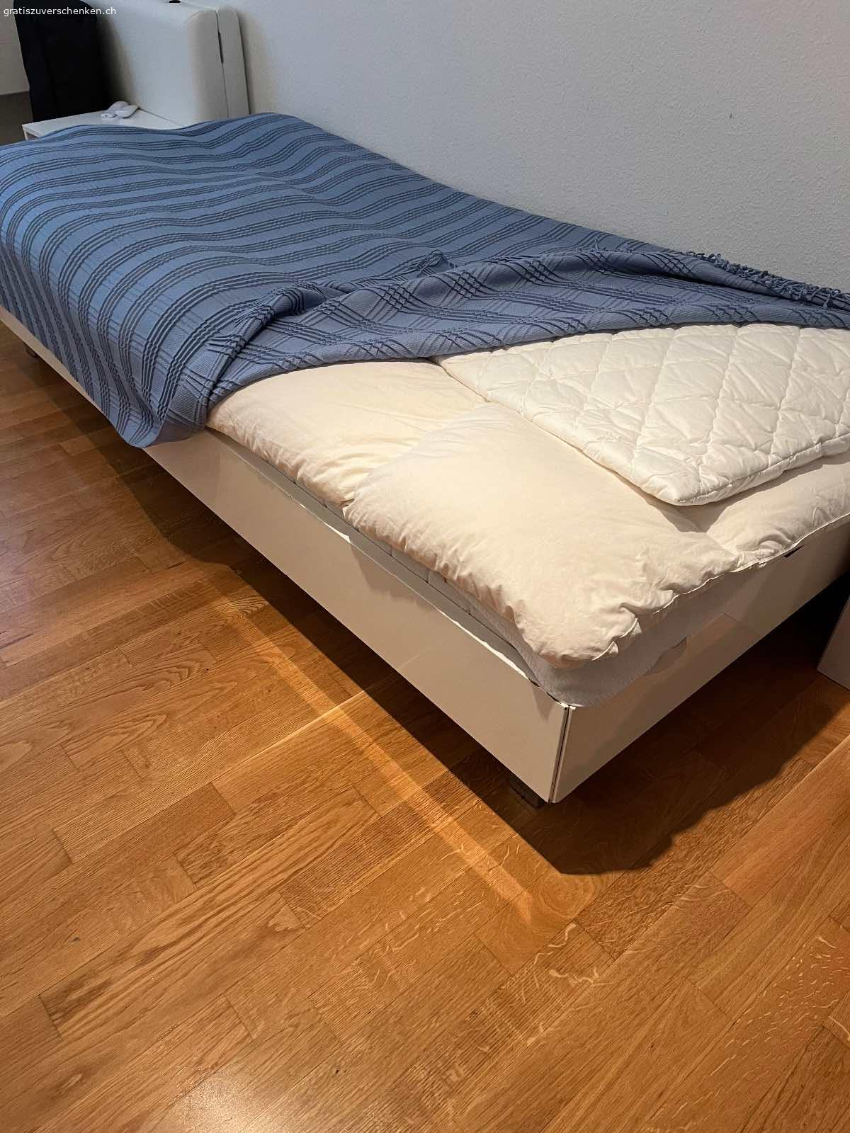 Bett (Pfister) 90x200 cm. Weiss
Inkl. Lattenrost Kopfteil verstellbar
Wenn gewünscht mit Matratze