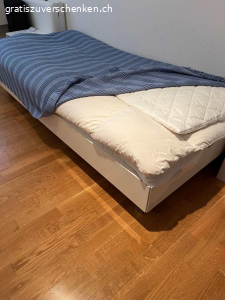 Bett (Pfister) 90x200 cm. Weiss
Inkl. Lattenrost Kopfteil verstellbar
Wenn gewünscht mit Matratze