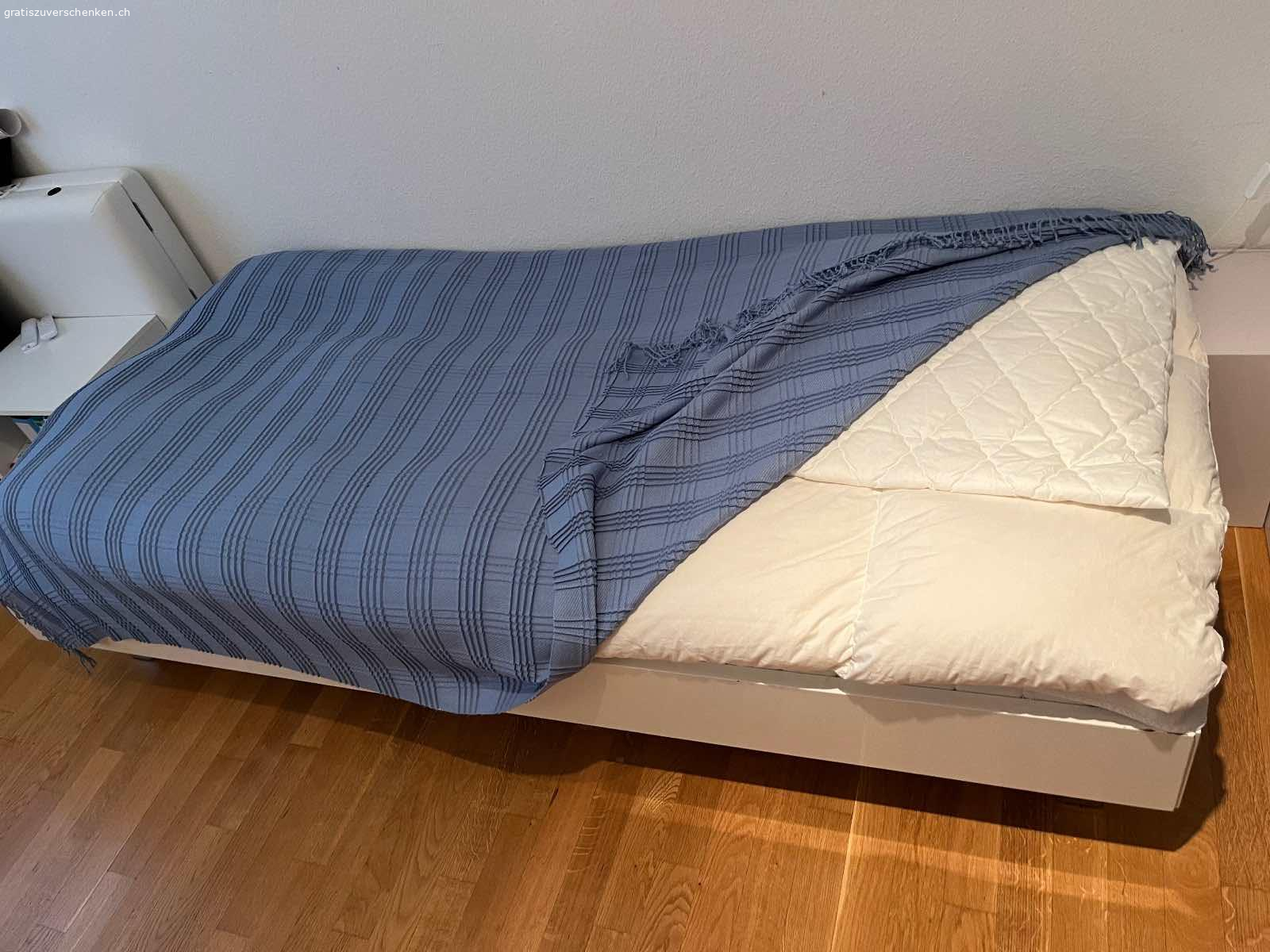 Bett (Pfister) 90x200 cm. Weiss
Inkl. Lattenrost Kopfteil verstellbar
Wenn gewünscht mit Matratze