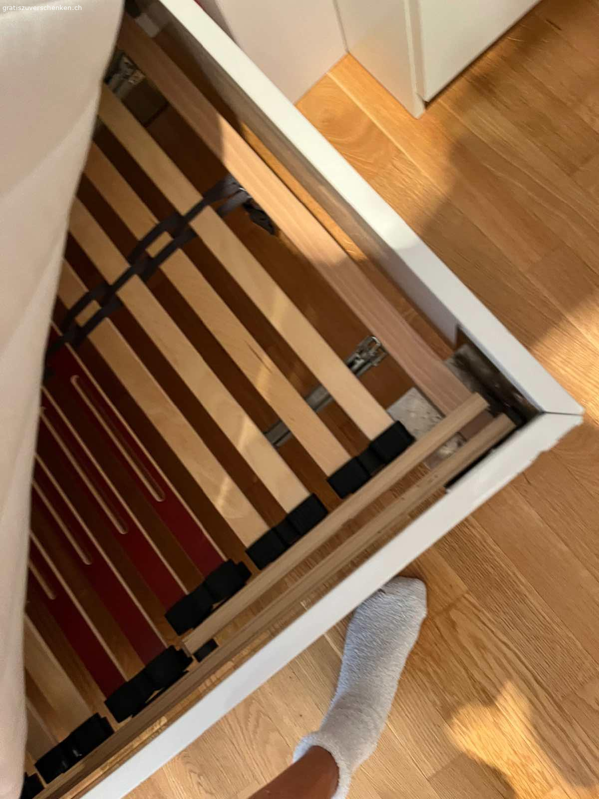 Bett (Pfister) 90x200 cm. Weiss
Inkl. Lattenrost Kopfteil verstellbar
Wenn gewünscht mit Matratze