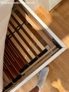 Bett (Pfister) 90x200 cm. Weiss
Inkl. Lattenrost Kopfteil verstellbar
Wenn gewünscht mit Matratze