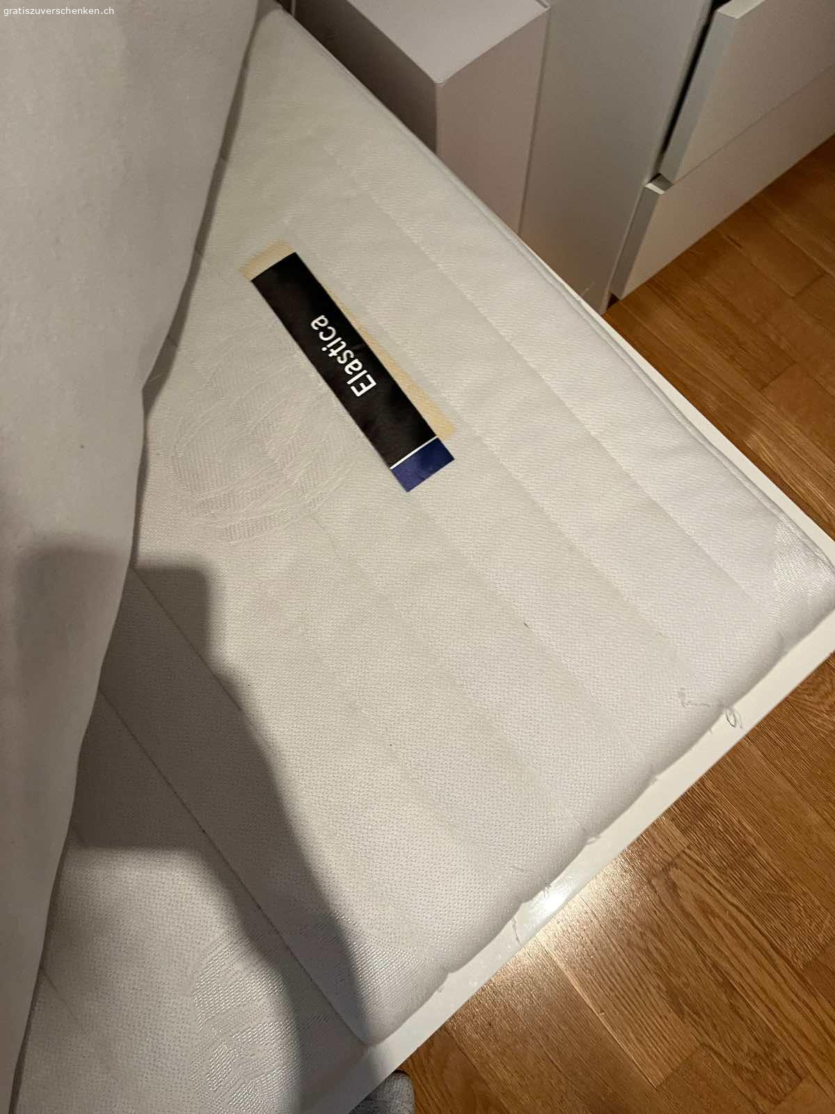 Bett (Pfister) 90x200 cm. Weiss
Inkl. Lattenrost Kopfteil verstellbar
Wenn gewünscht mit Matratze