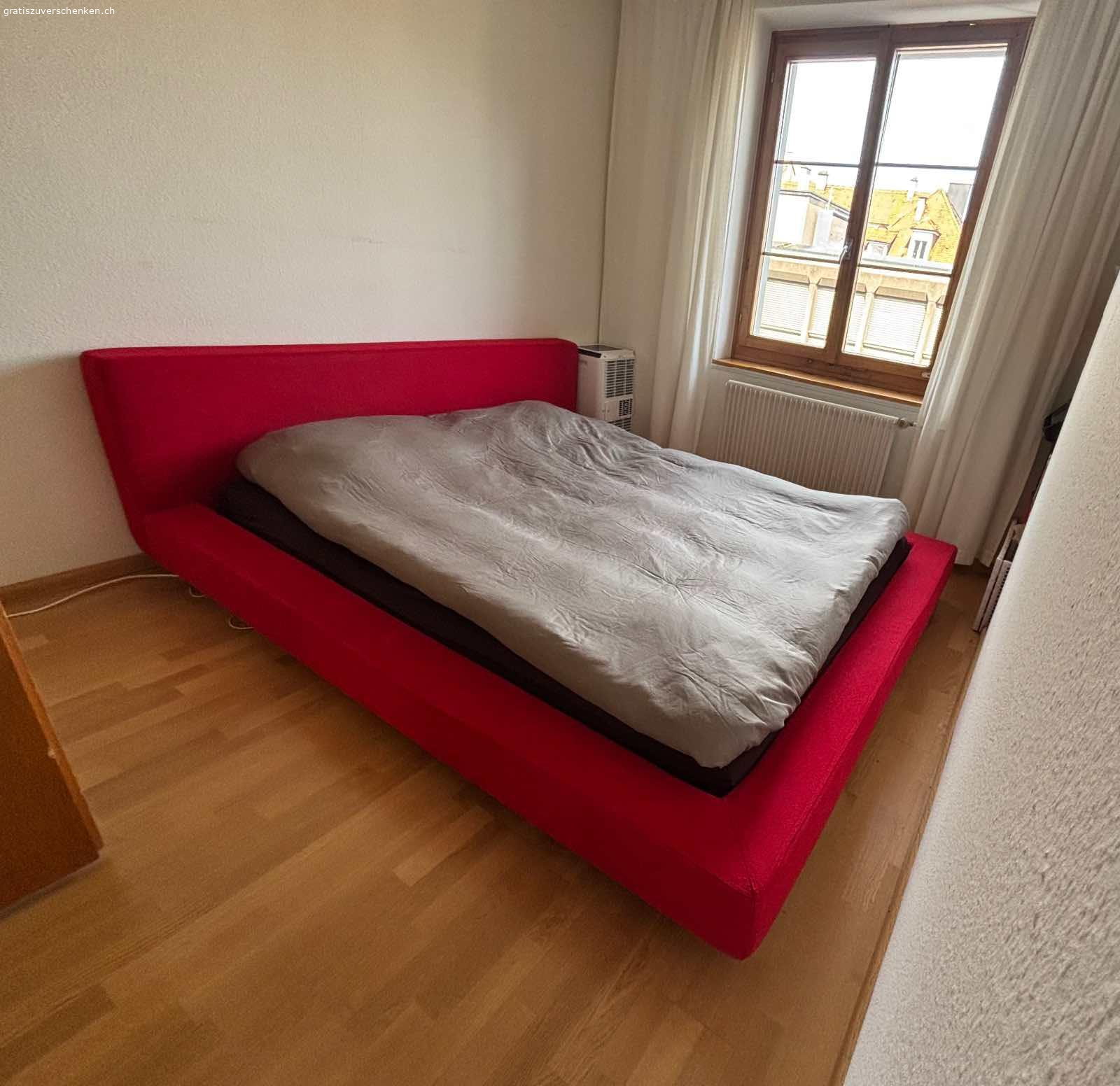 Bett Queensize. Doppelbett inkl. Bettrost

Ohne Matraze und Decken

Für Matrazengrössen 200x160cm

Seitenrahmen 15cm

Höhe Kopfteil ab Boden 74cm

Stoff abnehmbar und Waschbar.