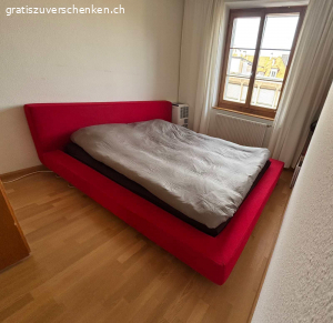 Bett Queensize. Doppelbett inkl. Bettrost

Ohne Matraze und Decken

Für Matrazengrössen 200x160cm

Seitenrahmen 15cm

Höhe Kopfteil ab Boden 74cm

Stoff abnehmbar und Waschbar.