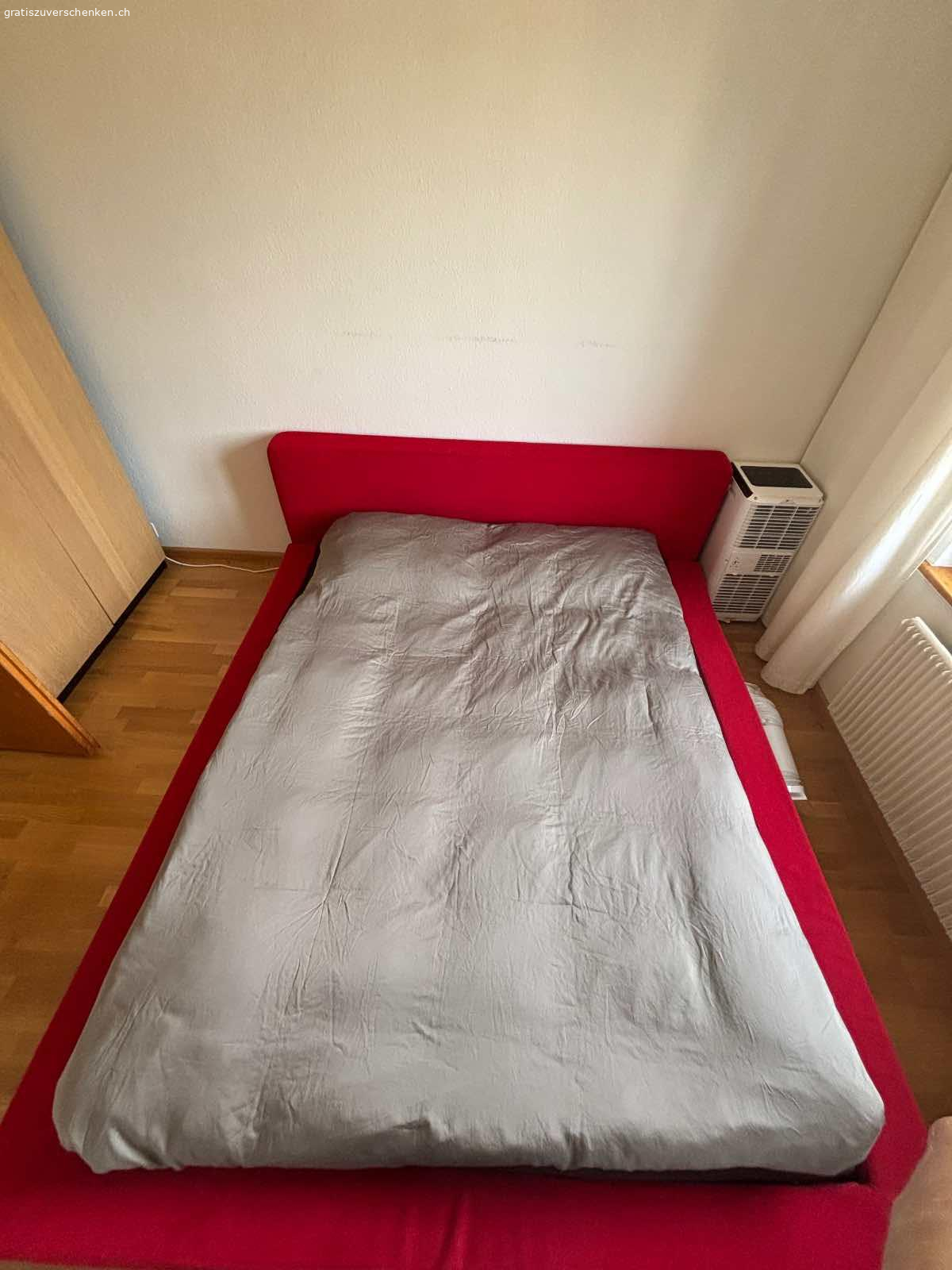Bett Queensize. Doppelbett inkl. Bettrost

Ohne Matraze und Decken

Für Matrazengrössen 200x160cm

Seitenrahmen 15cm

Höhe Kopfteil ab Boden 74cm

Stoff abnehmbar und Waschbar.