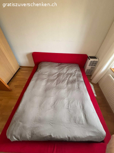 Bett Queensize. Doppelbett inkl. Bettrost

Ohne Matraze und Decken

Für Matrazengrössen 200x160cm

Seitenrahmen 15cm

Höhe Kopfteil ab Boden 74cm

Stoff abnehmbar und Waschbar.