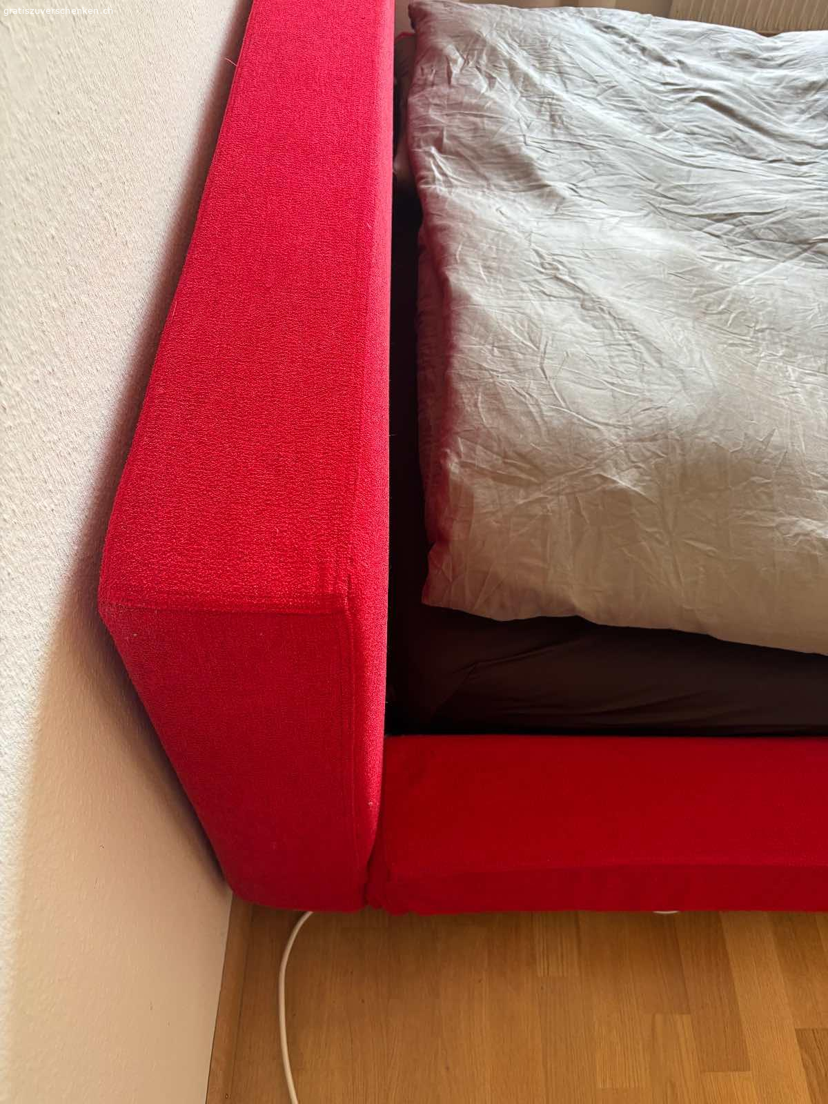 Bett Queensize. Doppelbett inkl. Bettrost

Ohne Matraze und Decken

Für Matrazengrössen 200x160cm

Seitenrahmen 15cm

Höhe Kopfteil ab Boden 74cm

Stoff abnehmbar und Waschbar.