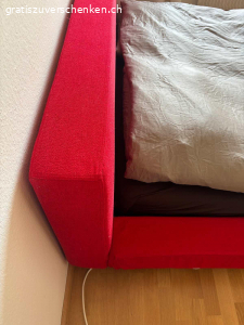 Bett Queensize. Doppelbett inkl. Bettrost

Ohne Matraze und Decken

Für Matrazengrössen 200x160cm

Seitenrahmen 15cm

Höhe Kopfteil ab Boden 74cm

Stoff abnehmbar und Waschbar.