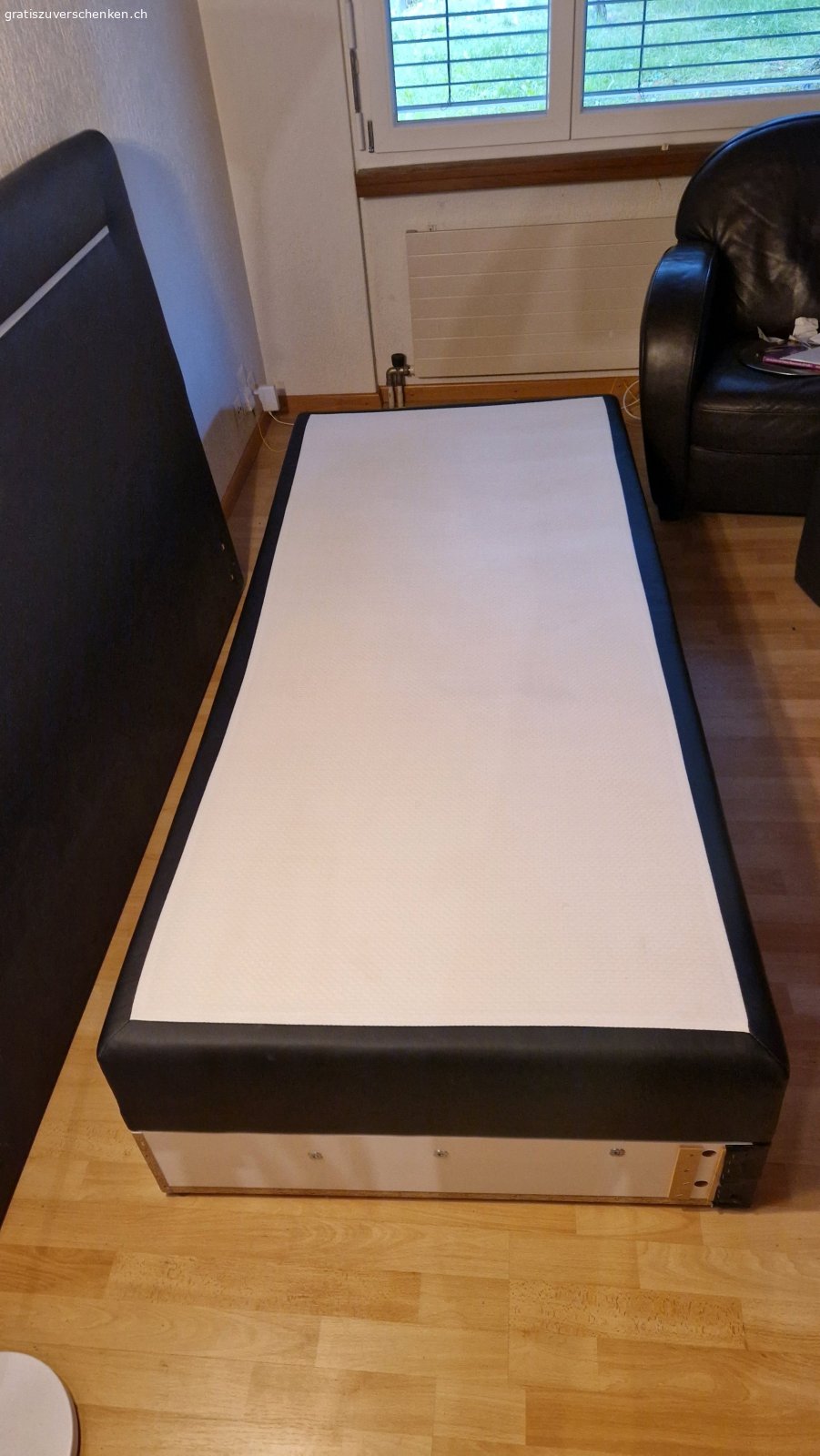 Bett zum Aufklappen. Ich vergebe ein Bett, das man aufklappen kann und Stauraum bietet.  

Masse sind 
Länge: 200cm
Breite: 90cm
Höhe: 43cm

Man kann es nicht auseinandernehmen und es muss mit einem Lieferwagen oder ähnlichem transportiert werden.  

Zu empfehlen ist Schrumpffolie mitzunehmen, damit das Bett beim Transport und Tragen nicht aufklappt. Oder ein Spannset.