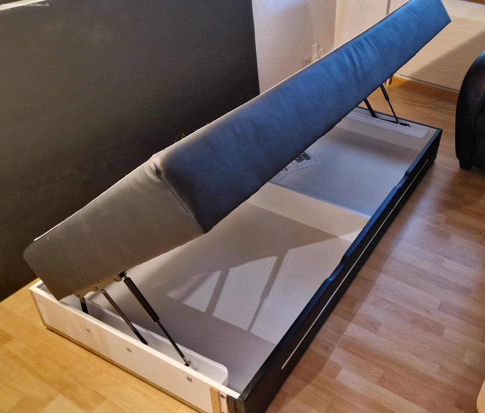 Bett zum Aufklappen. Ich vergebe ein Bett, das man aufklappen kann und Stauraum bietet.  

Masse sind 
Länge: 200cm
Breite: 90cm
Höhe: 43cm

Man kann es nicht auseinandernehmen und es muss mit einem Lieferwagen oder ähnlichem transportiert werden.  

Zu empfehlen ist Schrumpffolie mitzunehmen, damit das Bett beim Transport und Tragen nicht aufklappt. Oder ein Spannset.