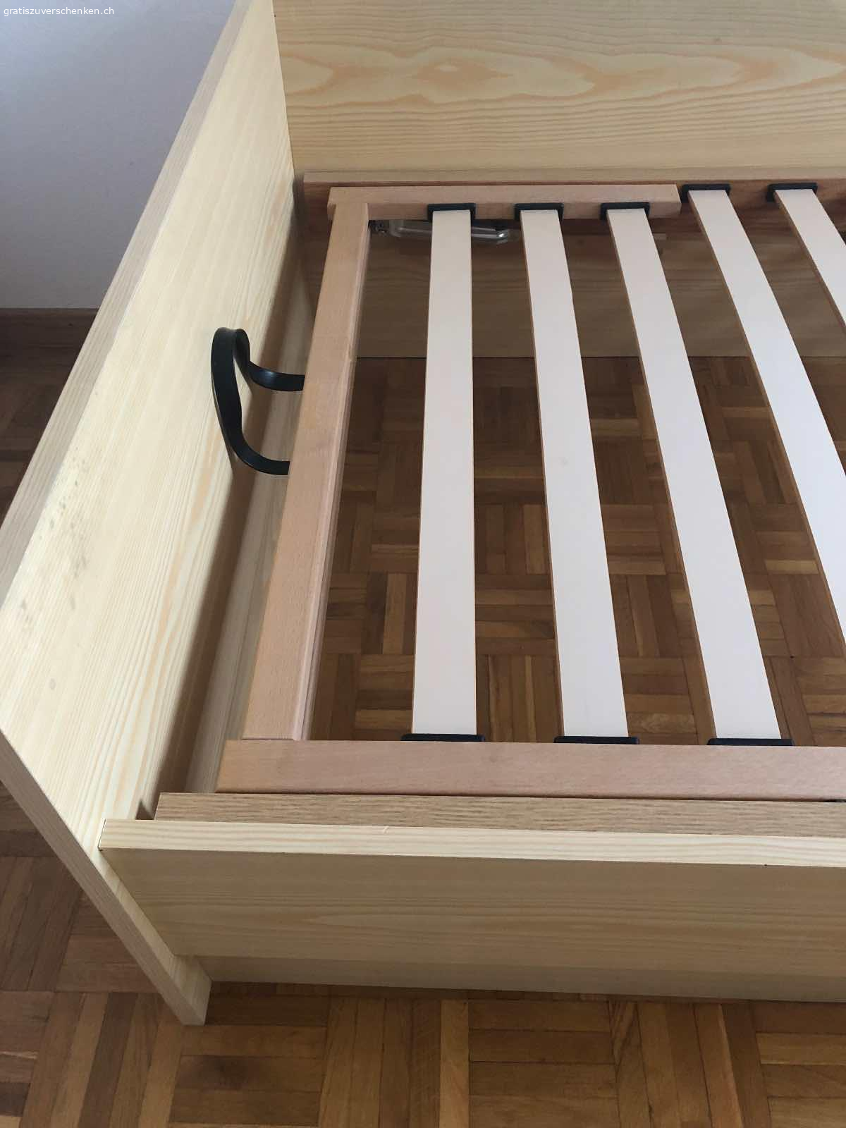 Bett. Bett ohne Matratze 

Länge 195 cm
Breite 96 cm
Höhe (mit Seitenwänden) 52 cm

(Unter Lattenrost hat‘s Staurraum.)
Gratis. Abzuholen in Wallisellen. 
4. Stock, keinen Lift