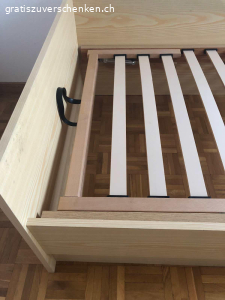 Bett. Bett ohne Matratze 

Länge 195 cm
Breite 96 cm
Höhe (mit Seitenwänden) 52 cm

(Unter Lattenrost hat‘s Staurraum.)
Gratis. Abzuholen in Wallisellen. 
4. Stock, keinen Lift