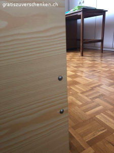 Bett. Bett ohne Matratze 

Länge 195 cm
Breite 96 cm
Höhe (mit Seitenwänden) 52 cm

(Unter Lattenrost hat‘s Staurraum.)
Gratis. Abzuholen in Wallisellen. 
4. Stock, keinen Lift