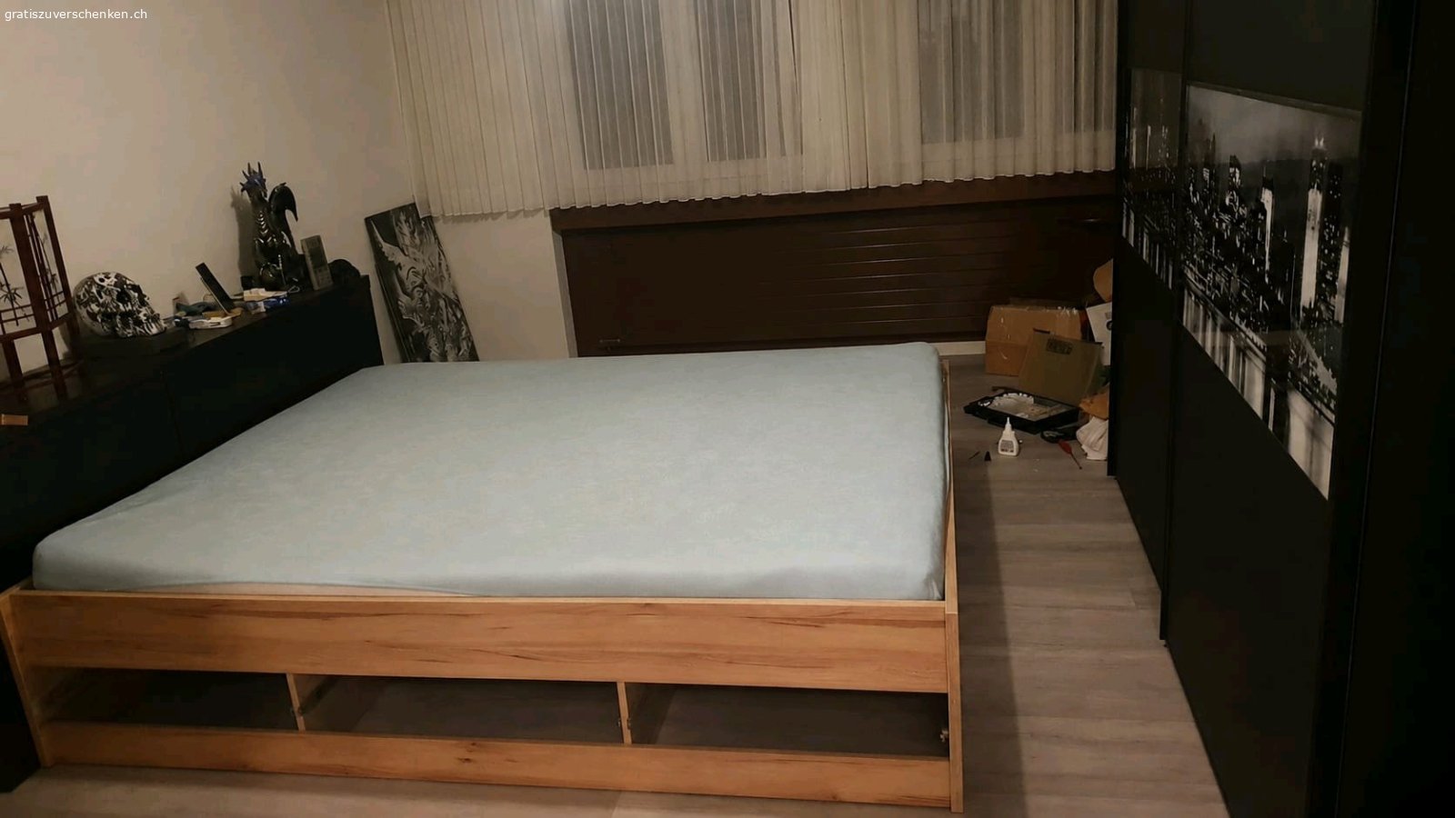 Bett. 160x200
mit oder ohne Matratze