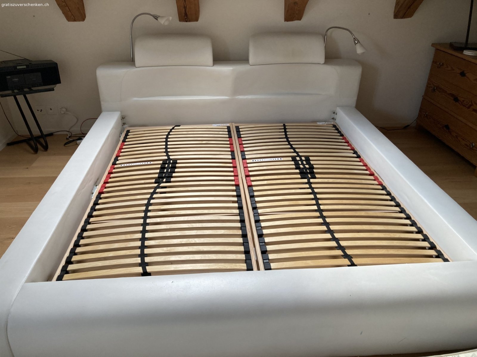 Bett. Ich habe ein Doppelbett abzugeben.
Masse: 210 x 245
Höhe Bett: 33
Kopfstützen sind verstellbar
Lampen mit Dimmer
Lattenrost
Stabile Holzstützen unter Lattenrost
Hochwertige Schaumstoffmatratzen in sehr sauberem Zustand
Leichter Zusammenbau und Transport