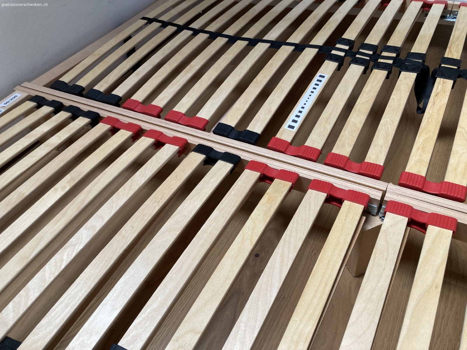 Bett. Ich habe ein Doppelbett abzugeben.
Masse: 210 x 245
Höhe Bett: 33
Kopfstützen sind verstellbar
Lampen mit Dimmer
Lattenrost
Stabile Holzstützen unter Lattenrost
Hochwertige Schaumstoffmatratzen in sehr sauberem Zustand
Leichter Zusammenbau und Transport