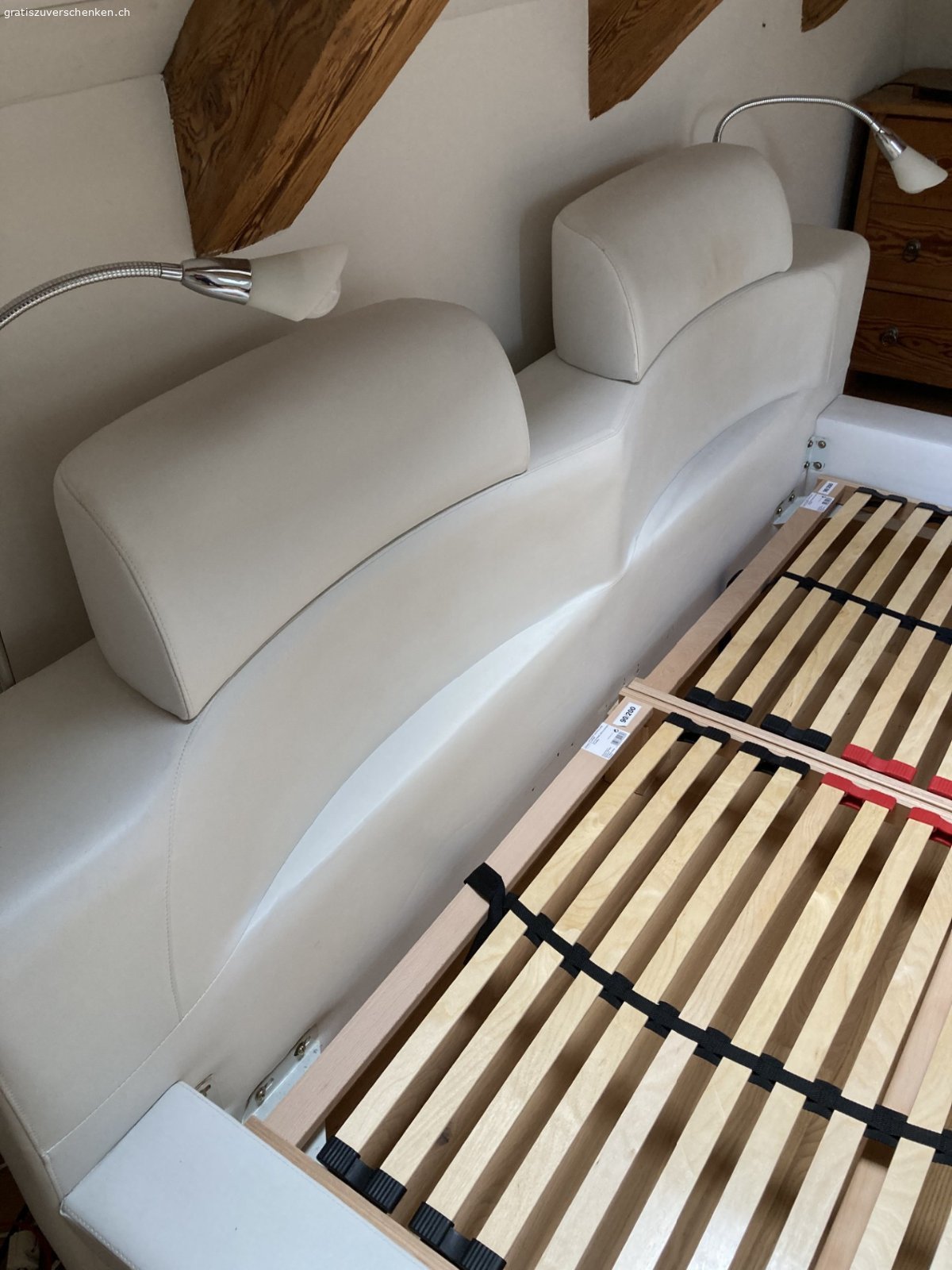 Bett. Ich habe ein Doppelbett abzugeben.
Masse: 210 x 245
Höhe Bett: 33
Kopfstützen sind verstellbar
Lampen mit Dimmer
Lattenrost
Stabile Holzstützen unter Lattenrost
Hochwertige Schaumstoffmatratzen in sehr sauberem Zustand
Leichter Zusammenbau und Transport