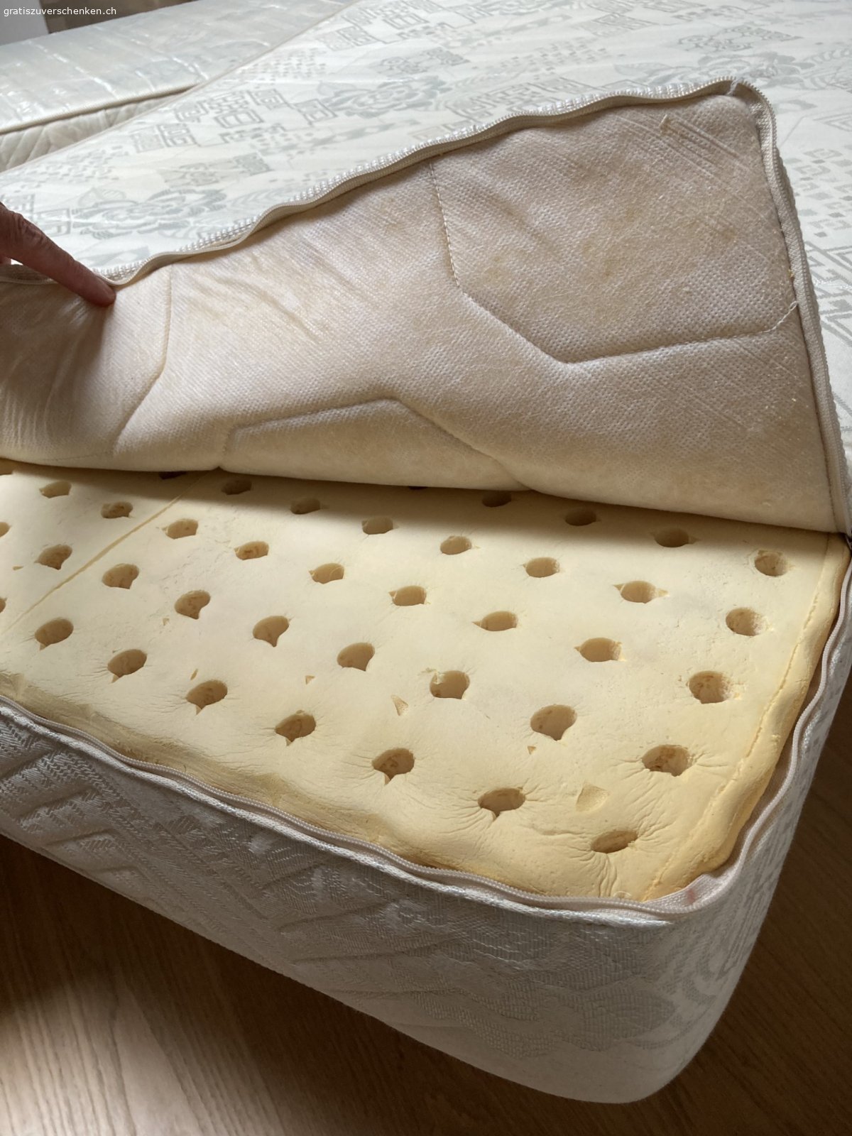Bett. Ich habe ein Doppelbett abzugeben.
Masse: 210 x 245
Höhe Bett: 33
Kopfstützen sind verstellbar
Lampen mit Dimmer
Lattenrost
Stabile Holzstützen unter Lattenrost
Hochwertige Schaumstoffmatratzen in sehr sauberem Zustand
Leichter Zusammenbau und Transport