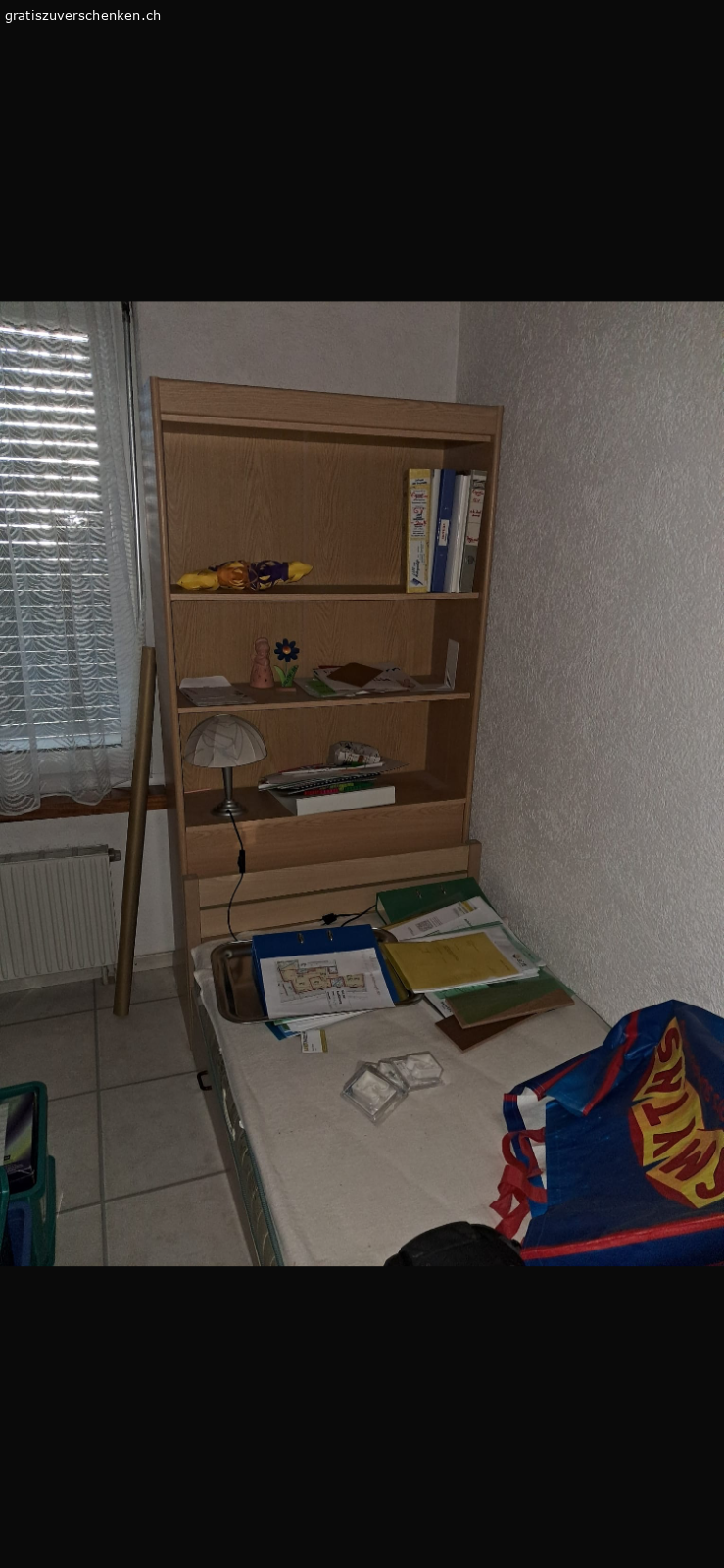 Bett. Bett, 90 x 190 mit Ablage an Kopfteil