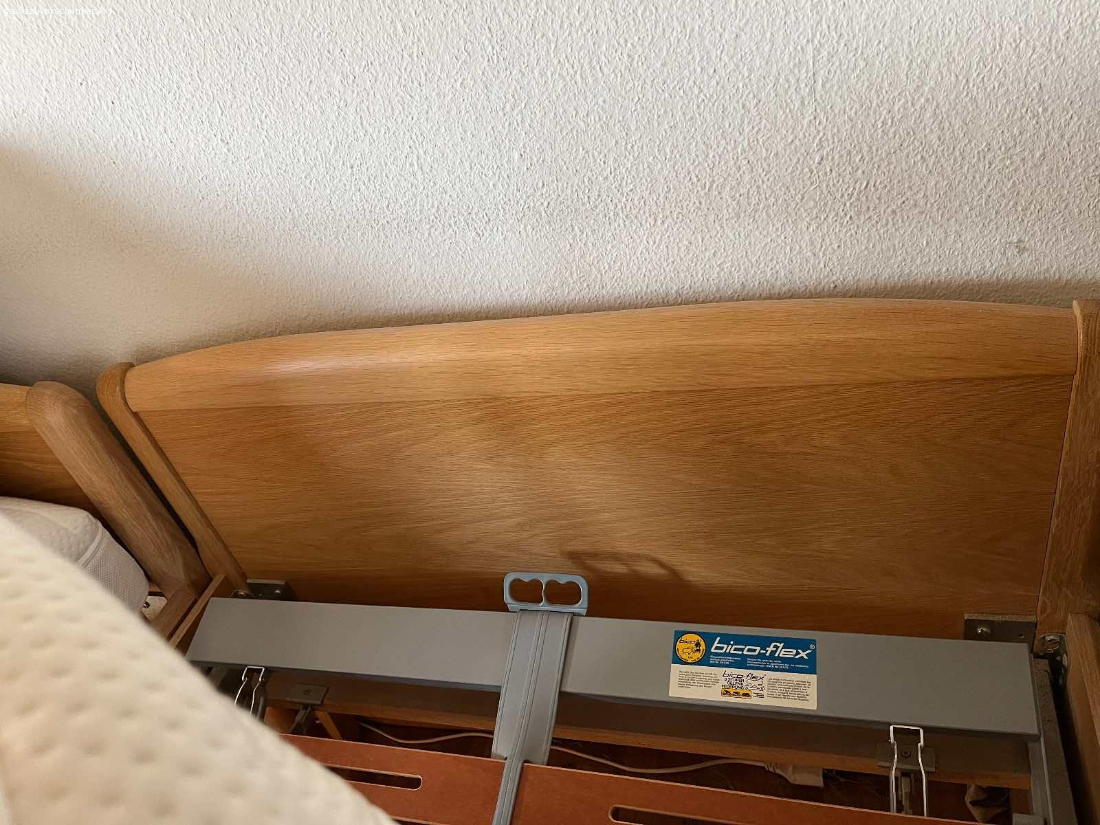 Bettgestell mit Lattenroste. Zwei schöne Bettgestelle mit Lattenroste. Masse: Breite 90 cm/ Länge 200 cm