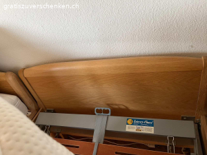 Bettgestell mit Lattenroste. Zwei schöne Bettgestelle mit Lattenroste. Masse: Breite 90 cm/ Länge 200 cm