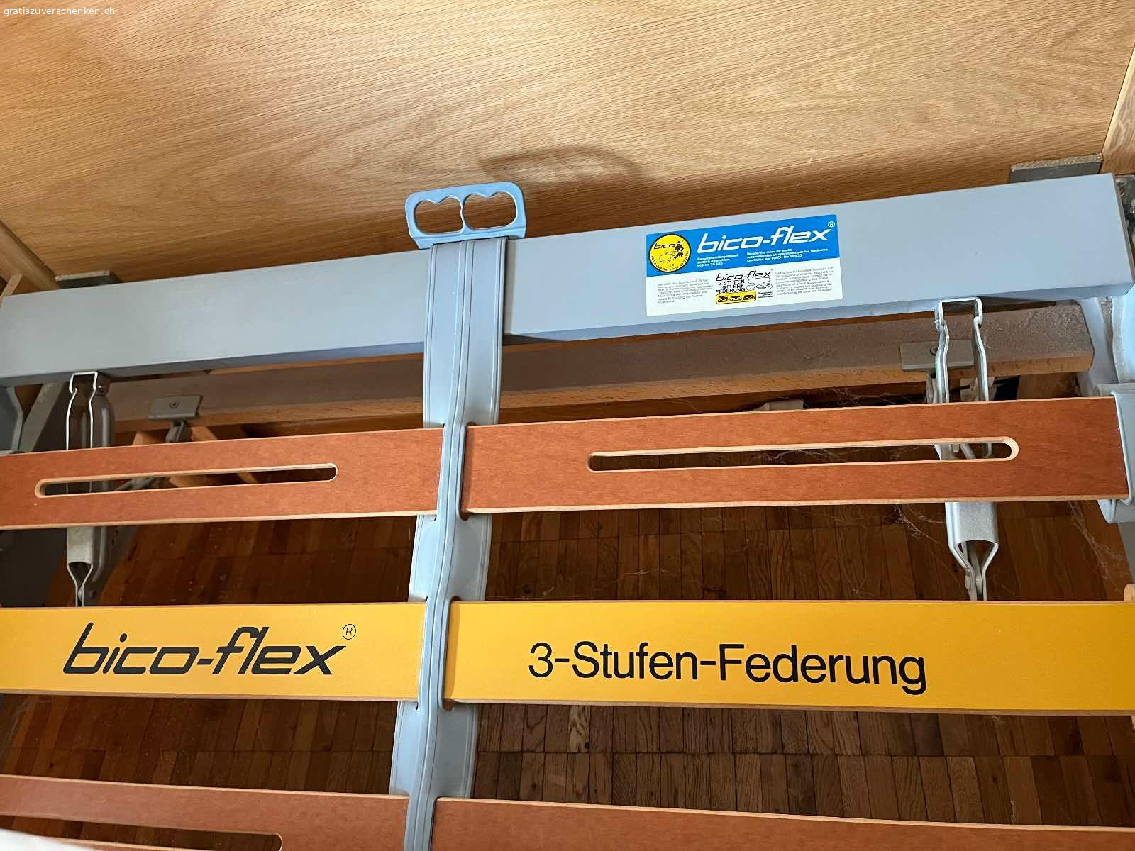 Bettgestell mit Lattenroste. Zwei schöne Bettgestelle mit Lattenroste. Masse: Breite 90 cm/ Länge 200 cm