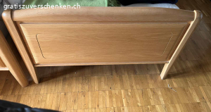 Bettgestell mit Lattenroste. Zwei schöne Bettgestelle mit Lattenroste. Masse: Breite 90 cm/ Länge 200 cm