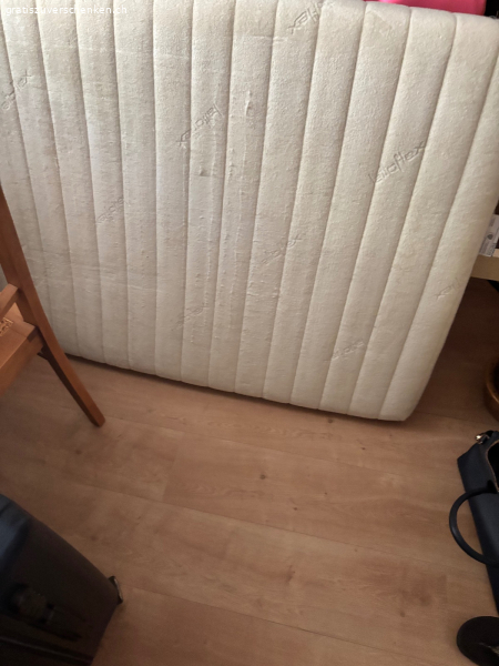 Bettgestell mit Matratze