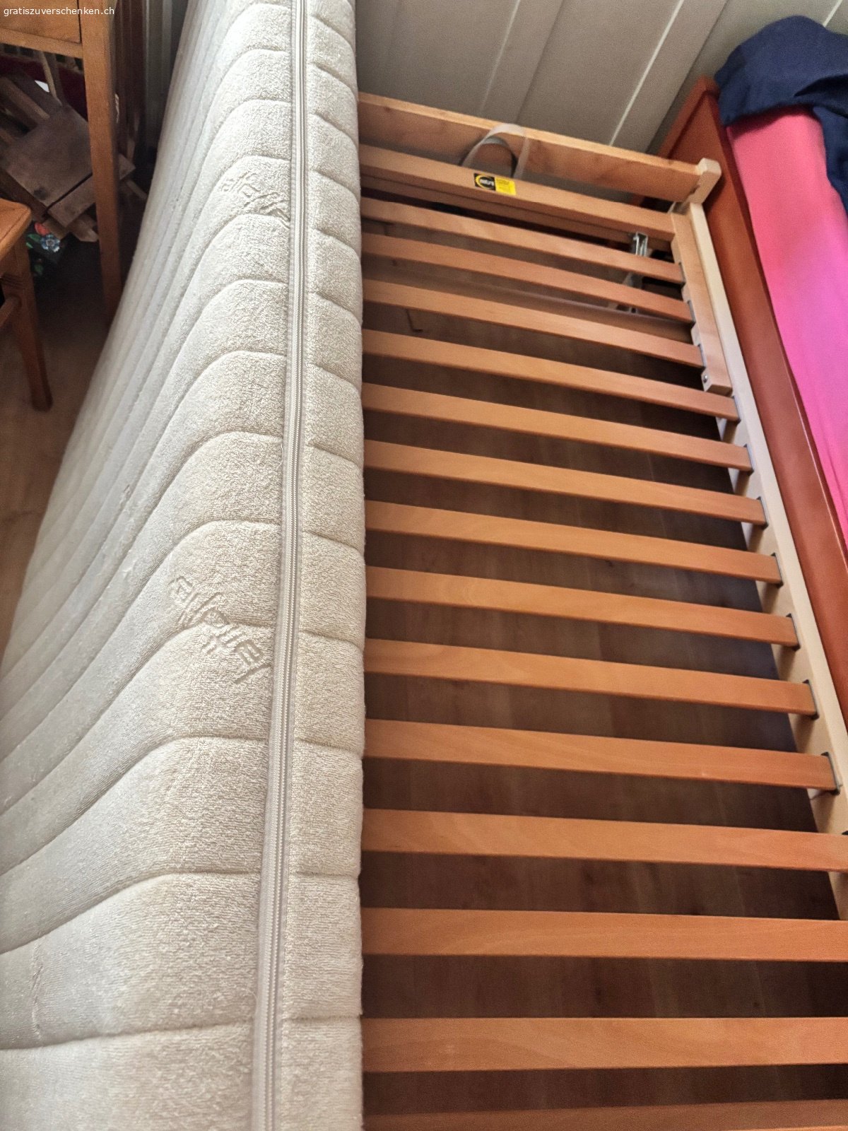 Bettgestell mit Matratze. Bettgestell zusammen klappbar, Matratze, Grösse 90x200, gebraucht, Zustand gut. Muss abgeholt werden.