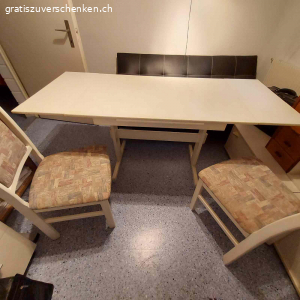 Bettliegesofa. Ausziehbarer Holztisch mit 2 Stühle. Bettliegesofa      Länge:   177 cm
                                    Breite:  104 cm  (Liegebreite)
                                    Höhe:       36 cm

Holztisch ausziehbar
Länge ausgezogen:   170 cm
Länge eingezogen:    110 cm
Breite:                                 70 cm
Höhe:                                   76 cm

2 Holzstühle gepolstert