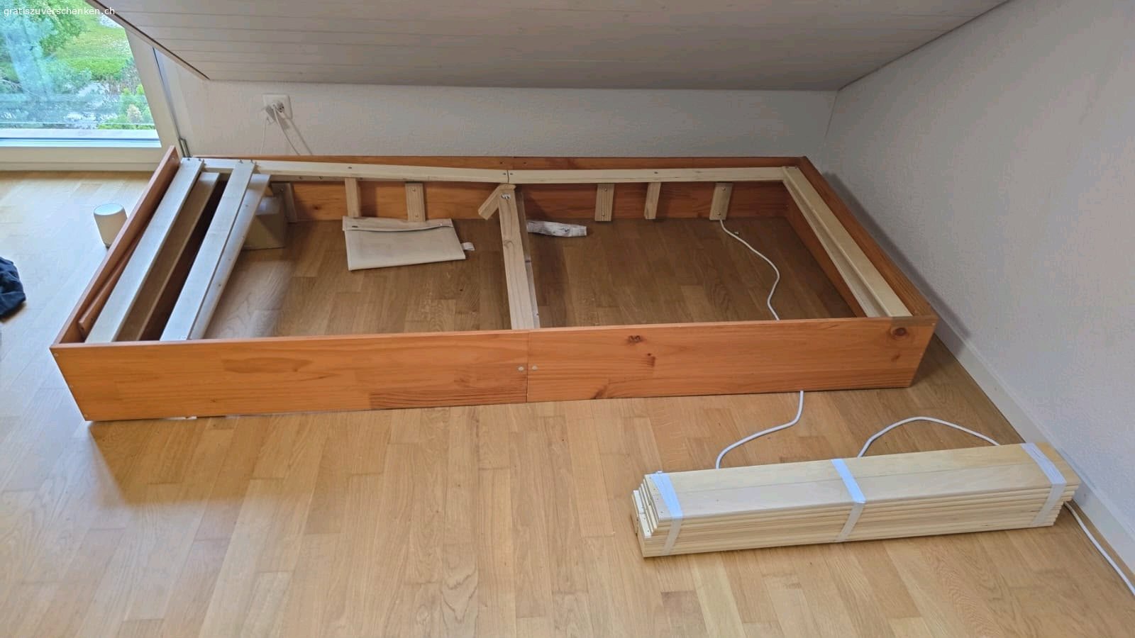 Bettrahmen mit integirertem Lattenr. Bettrahmen im guten zustand gratis abzuholen bis 25.06.26
