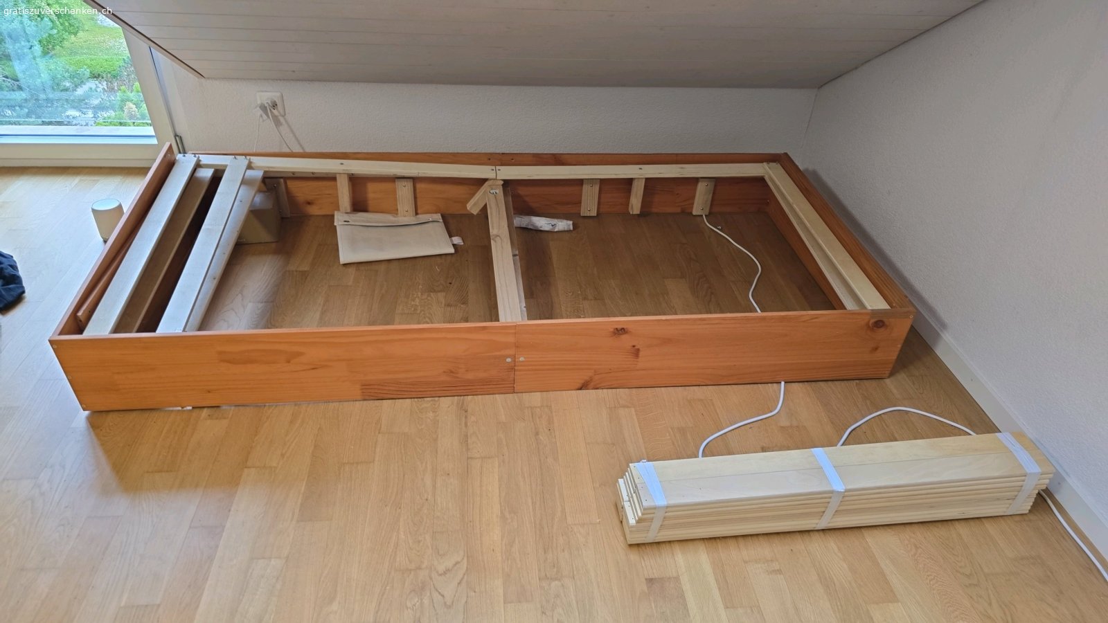 Bettrahmen mit integirertem Lattenr. Bettrahmen im guten zustand gratis abzuholen bis 25.06.26