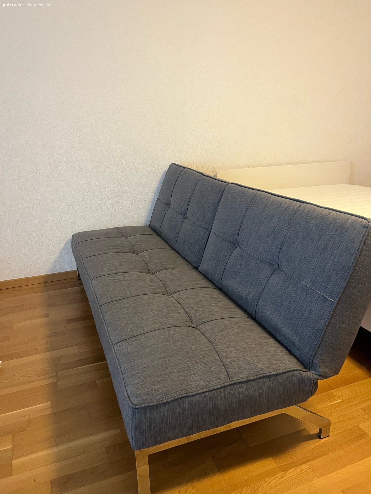 Bettsofa zu VERSCHENKEN. Nur am Sonntag, 30. August abholbar. Wenn du am 30. August keine Zeit hast, um das Sofa abzuholen, bitte nicht melden. Sofa ist in sehr gutem Zustand.