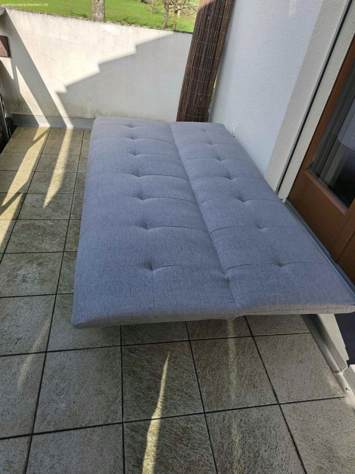 Bettsofa zu Verschenken. Bettsofa  6 Mt. gebraucht 
zustand wie neu.
Länge 1,90 m
Breite  1,05 m als Bett