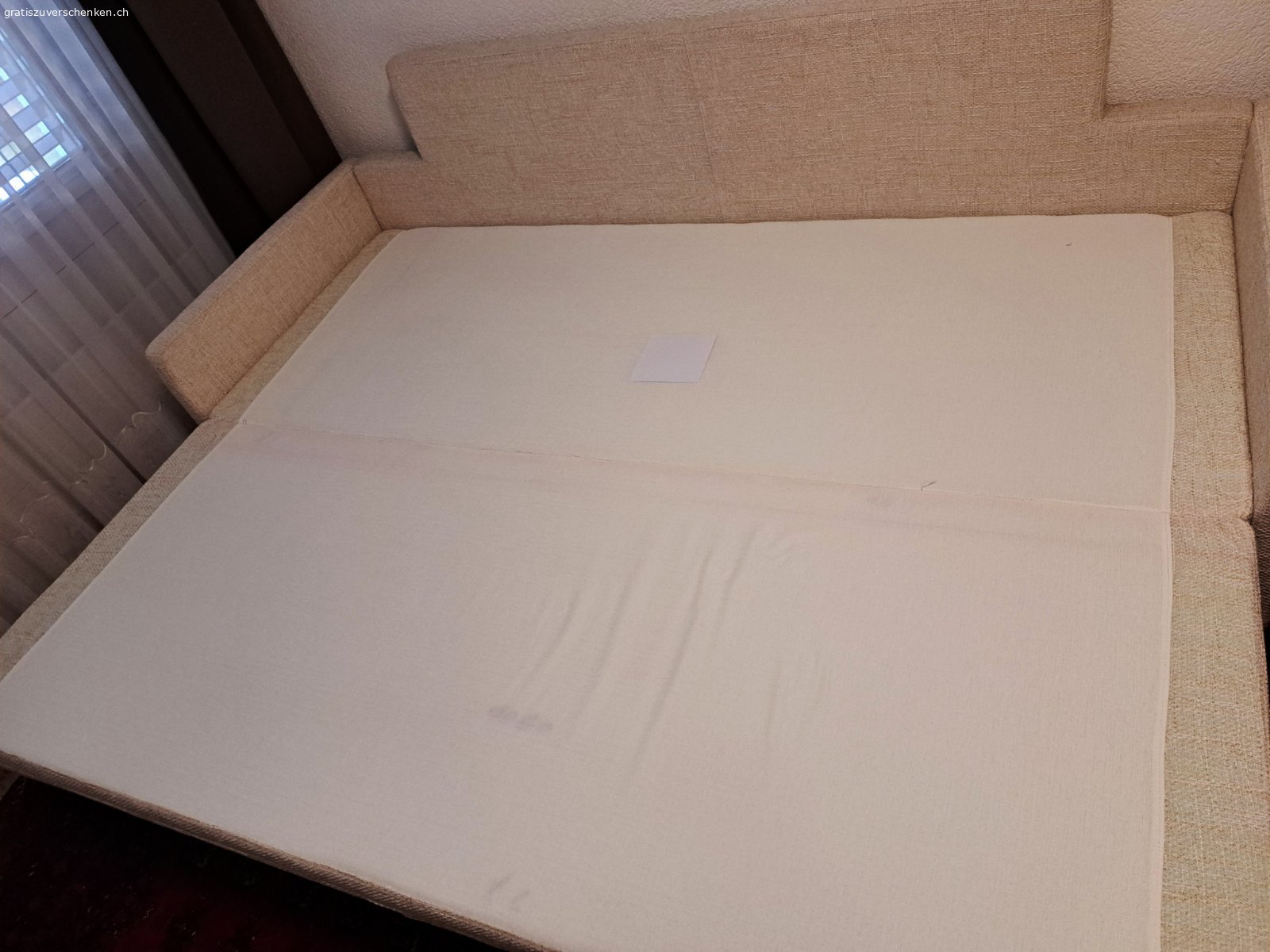 Bettsofa zum Ausziehen. Sehr gut erhaltenes und gepflegtes Bettsofa zum Ausziehen für 2 Personen. Grösse ca. 215x83x75 cm (L/T/H). Zusätzlich erhältlich: eine weiche Bettauflage.
Muss (ab Samstag, 1. April oder später) in Dietikon abgeholt werden.