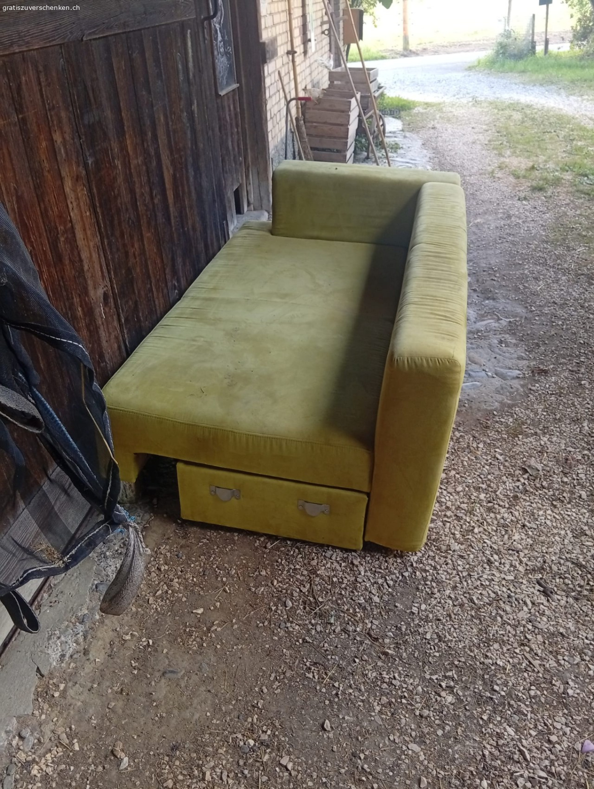 Bettsofa. Das Sofa ist ausziehbar zu einem Bett. Die Grössen sind L: 178cm B: 82cm und H: 72cm.