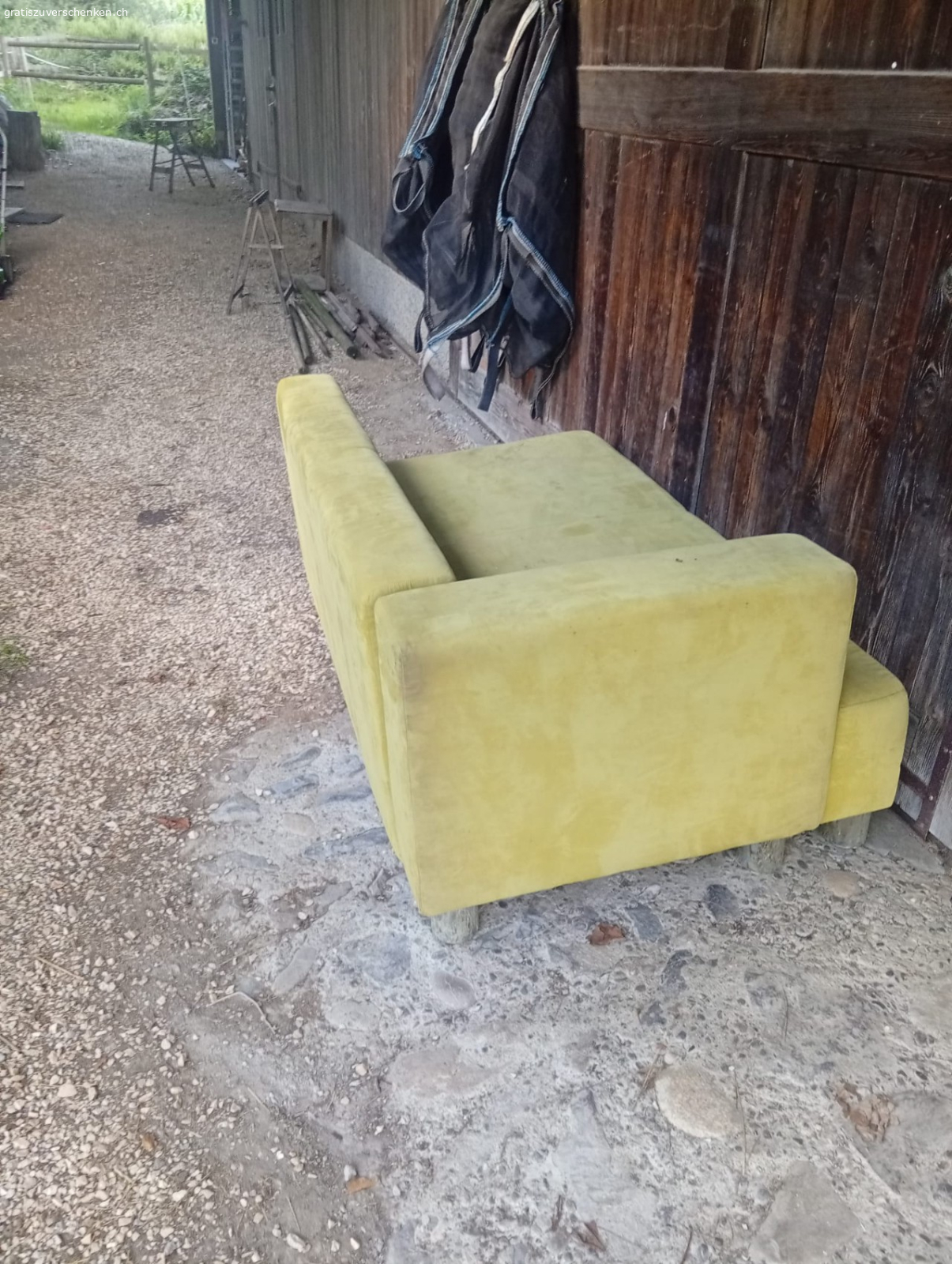 Bettsofa. Das Sofa ist ausziehbar zu einem Bett. Die Grössen sind L: 178cm B: 82cm und H: 72cm.