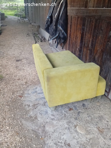 Bettsofa. Das Sofa ist ausziehbar zu einem Bett. Die Grössen sind L: 178cm B: 82cm und H: 72cm.