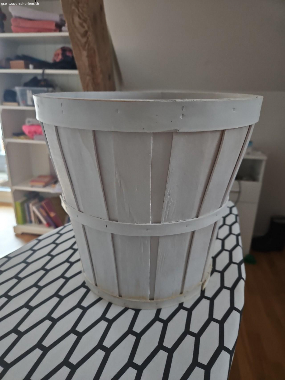 Blumentopf mit Innentopf 24cm. Weisser Aussentopf

aus Bambus/Holz  Durchmesser Aussentopf 24cm
zur Abholung in Horw/LU