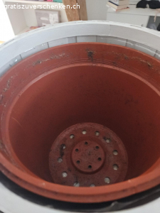 Blumentopf mit Innentopf 24cm. Weisser Aussentopf

aus Bambus/Holz  Durchmesser Aussentopf 24cm
zur Abholung in Horw/LU