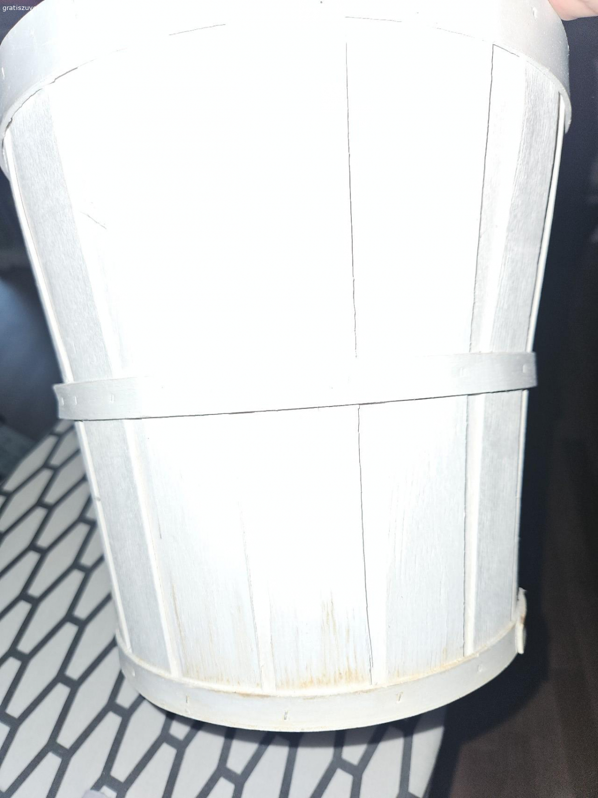 Blumentopf mit Innentopf 24cm. Weisser Aussentopf

aus Bambus/Holz  Durchmesser Aussentopf 24cm
zur Abholung in Horw/LU