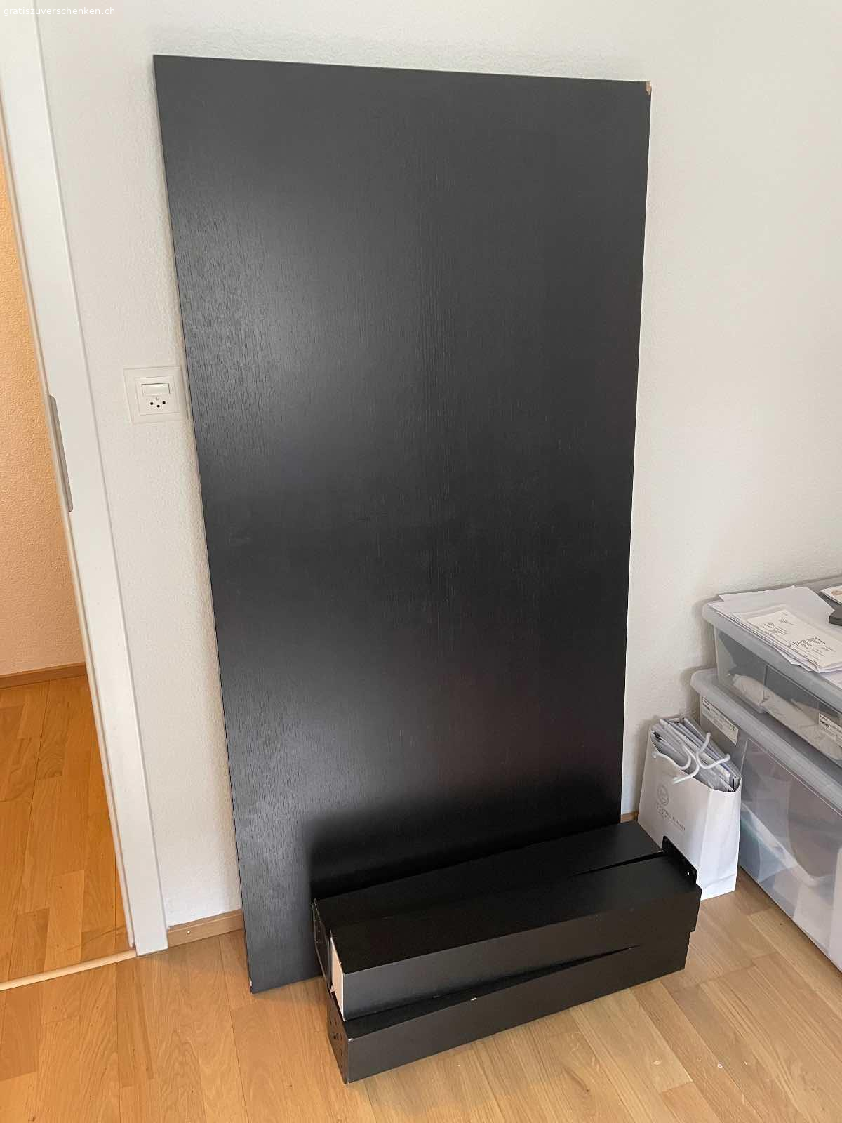 Boconcept Esstisch schwarz. Schwarzer BoConcept Esstisch zu verschenken. 

Ist bei Umzug etwas kaputt gegangen, deswegen zu verschenken. 

Maße HxBxT: 75 x 80 x 160

Kommt ohne Schrauben für die Beine 

Abzuholen in 6006 Luzern