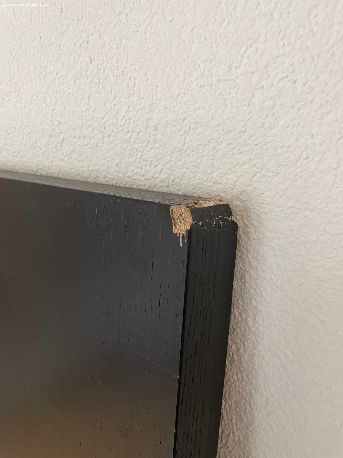 Boconcept Esstisch schwarz. Schwarzer BoConcept Esstisch zu verschenken. 

Ist bei Umzug etwas kaputt gegangen, deswegen zu verschenken. 

Maße HxBxT: 75 x 80 x 160

Kommt ohne Schrauben für die Beine 

Abzuholen in 6006 Luzern