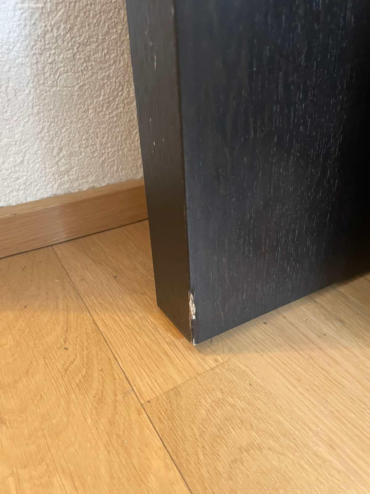 Boconcept Esstisch schwarz. Schwarzer BoConcept Esstisch zu verschenken. 

Ist bei Umzug etwas kaputt gegangen, deswegen zu verschenken. 

Maße HxBxT: 75 x 80 x 160

Kommt ohne Schrauben für die Beine 

Abzuholen in 6006 Luzern