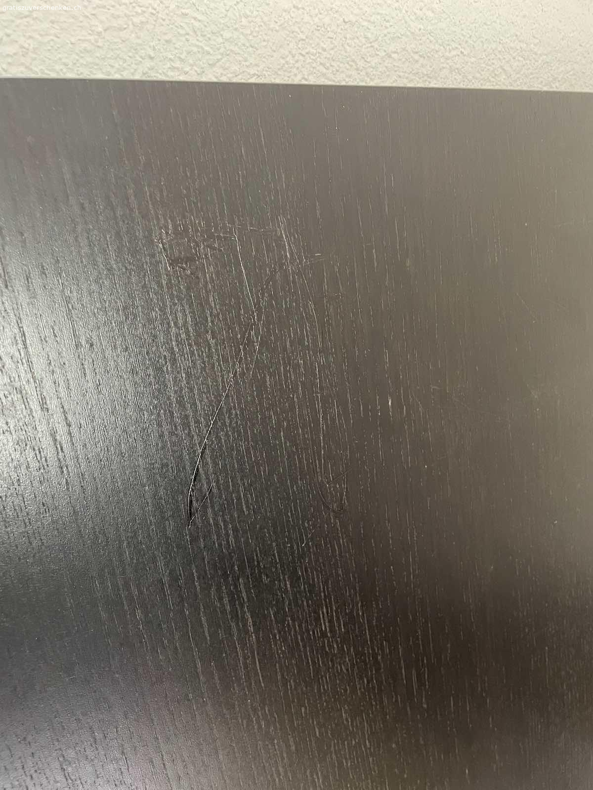 Boconcept Esstisch schwarz. Schwarzer BoConcept Esstisch zu verschenken. 

Ist bei Umzug etwas kaputt gegangen, deswegen zu verschenken. 

Maße HxBxT: 75 x 80 x 160

Kommt ohne Schrauben für die Beine 

Abzuholen in 6006 Luzern