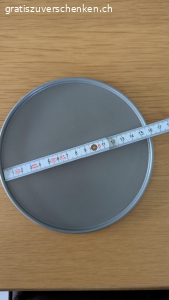 Boden einer Springform mit 16 cm. Der metallische Boden einer Springform mit einem Durchmesser von 16cm.

Kann auch versandt werden.