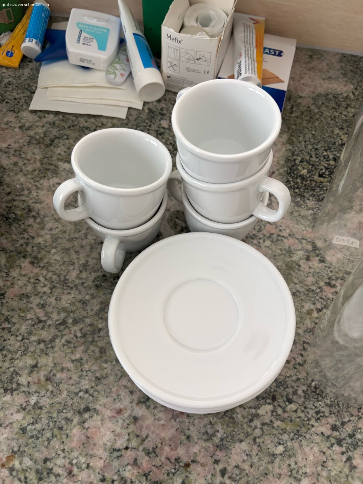 Bodum-Geschirr. infolge Haushaltauflösung: 
6 Platzteller, Durchmesser 31cm
5 Espressotassen mit Unterteller
2 Doppelwandgläser